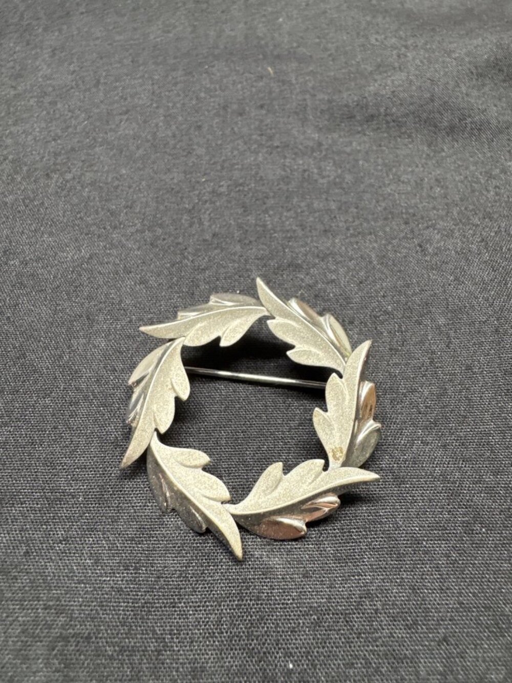 DeC 925 Sterling Silver Wreath Brooch With Leaf Design Circular Shape Shiny & Ma